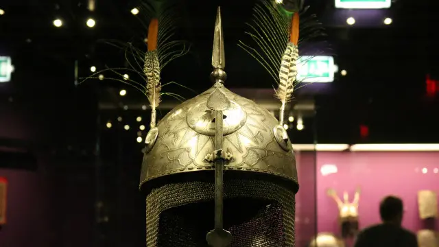  کلاه‌خود ارتش ایران با نشان خورشید، از سال ۱۸۰۰ میلادی