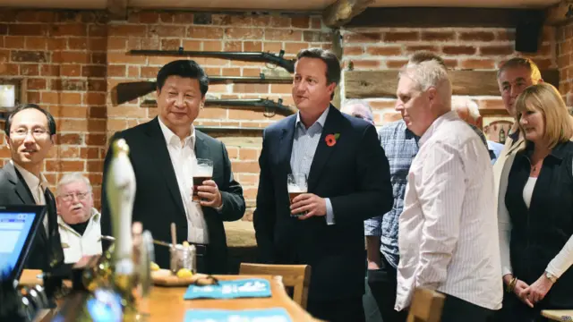 卡梅伦请习近平在酒吧喝酒