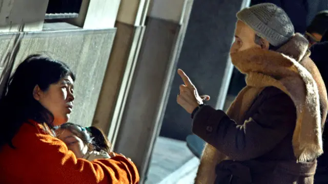 Una mujer desempleada charla con una mujer mayor.