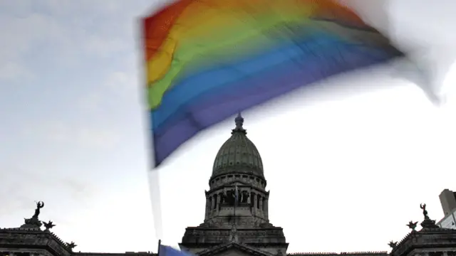 Congreso argentina con bandera de la comunidad homosexual.