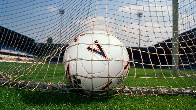 Un balón en el fondo de la red