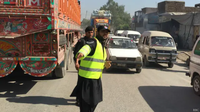 یہ اہلکار بنیادی طور پر لیویز اہلکار ہیں لیکن انھیں ٹریفک کو رواں دواں رکھنے کی تربیت پشاور میں فراہم کی گئی ہے
