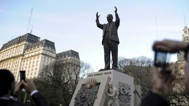 Estátua de Juan Domingo Perón em Buenos Aires; historiador Félix Luna descreve o clima polarização que reinava na época