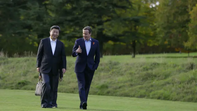 卡梅伦还陪着习近平在契克斯庄园的大院子里散步