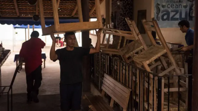 Em alguns lugares de Puerto Vallarta, população já se prepara para chegada do Patricia