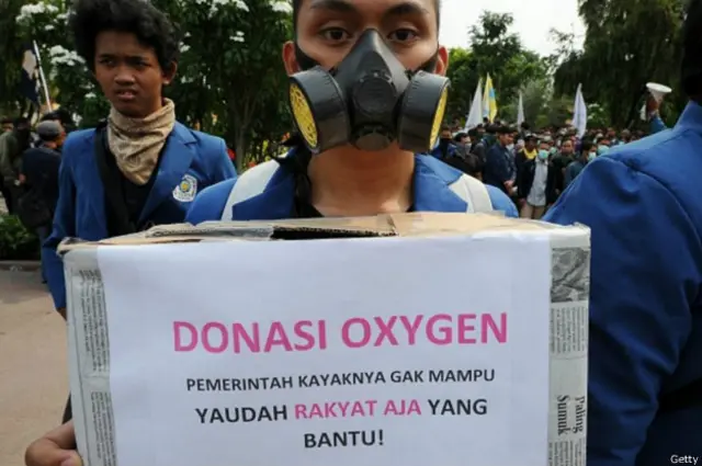 Para pelajar di Surabaya melakukan protes dan penggalangan dana untuk korban asap, Kamis (22/10). 