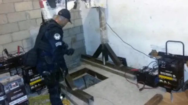 Policías en el túnel