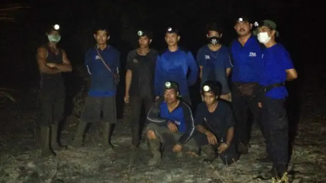 Pemadam api dari Cimtrop direkrut dari masyarakat lokal yang lebih mengerti karakter gambut. 