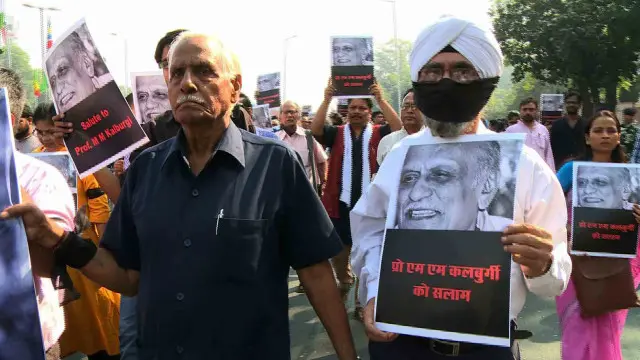 साहित्यकारों का प्रदर्शन