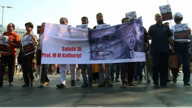 साहित्यकारों का प्रदर्शन