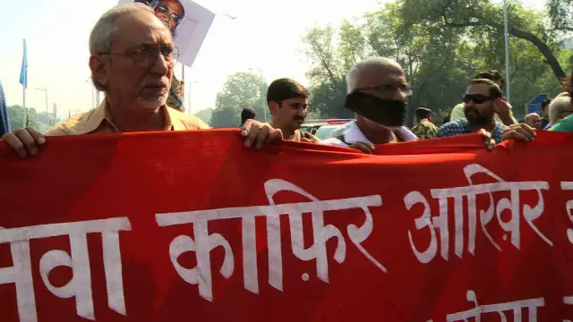 साहित्यकारों का प्रदर्शन