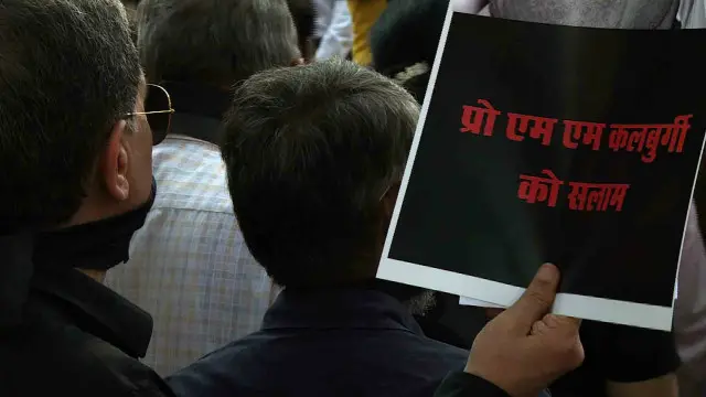 साहित्यकारों का प्रदर्शन