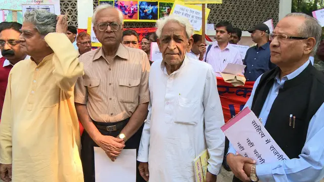 साहित्यकारों के ख़िलाफ़ प्रदर्शन