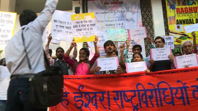 साहित्यकारों के ख़िलाफ़ प्रदर्शन