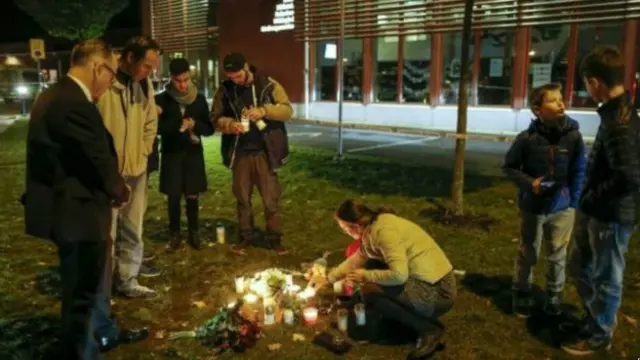 У стен школы