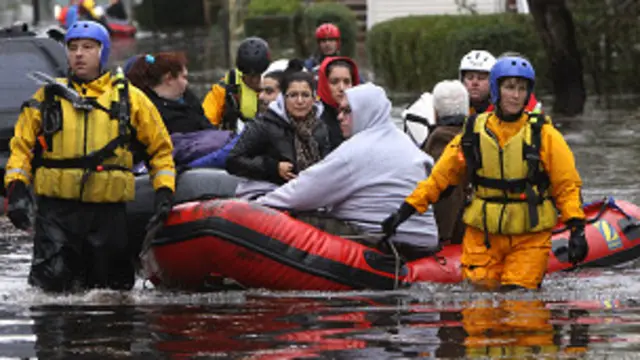 Un equipo de rescate ayuda a evacuar a los damnificados por el huracán Sandy en la costa este de EE.UU., en 2012.