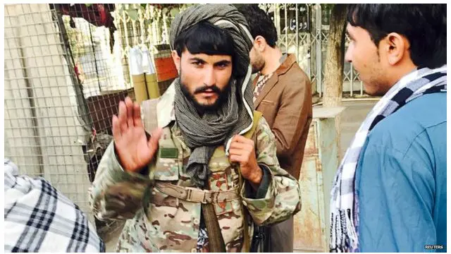 د طالبانو جنګیالي د کندوز د ښار په کوڅو کې ګرځیدل، زیاترو ېې عکسونه اخیستل (د رویټرزتصویر)