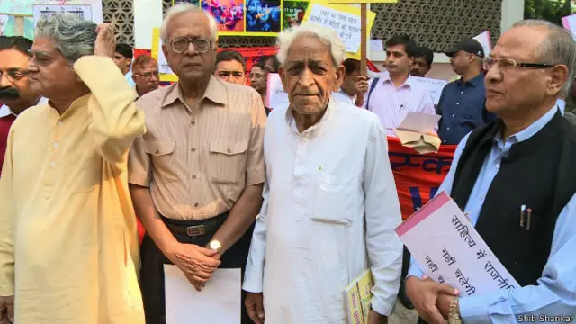 گذشتہ دنوں 30 سے زیادہ ادیبوں اور شاعروں نے بطور احتجاج اپنے ایوارڈز واپس کیے