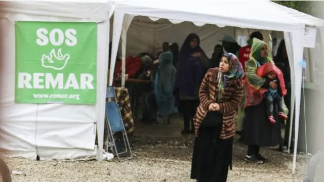 اعظم کی تلاش میں ہم میونخ کے مہاجرین سینٹر گئے۔ ان مراکز کے ارد گرد باڑیں لگی گئی تھی اور ہمیں اندر جانے کی اجازت نہیں تھی