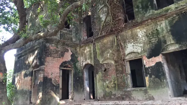 উলপুরের বিভিন্ন জায়গায় ভারতে চলে যাওয়া হিন্দু জমিদারদের অনেক পরিত্যক্ত বনেদি বাড়ী। 