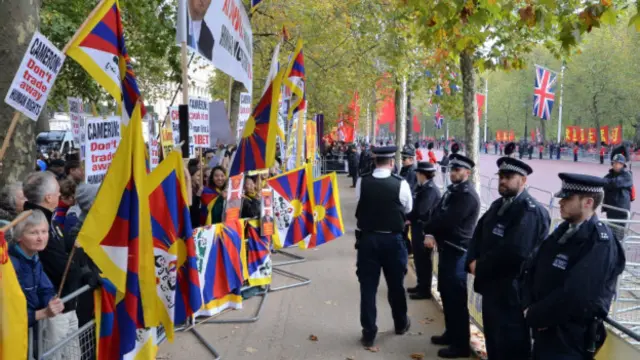 一些抗议人群打出支持西藏的旗帜