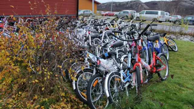 حکام ان افراد کو سرحد سے علاقے تک بسوں کے ذریعے لاتے ہیں جس کی وجہ سے ان کی سائیکلیں وہیں پیچھے سرحد پر رہ جاتی ہیں