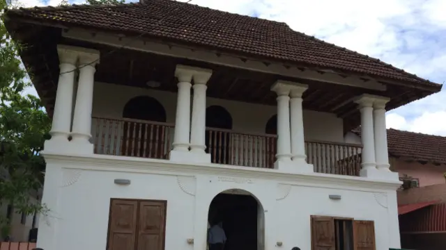 کوچین شہر کے بیچوں بیچ ہندو راجہ کے پرانے محل سے بالکل متصل ایک سناگوگ ہے جو 11ویں صدی میں تعمیر ہوا