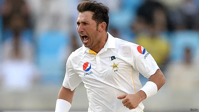 یاسر شاہ نے کک کو 65 رنز پر آؤٹ کر کے میچ کی پہلی وکٹ حاصل کی ہے