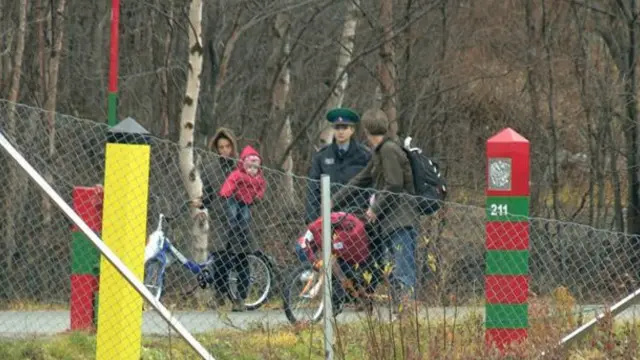 عائلة تعبر الحدود على الأقدام استثناء