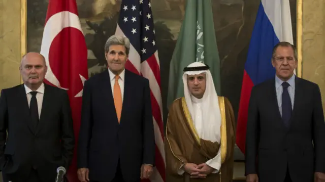 Geçen hafta Viyana'da düzenlenen Suriye zirvesine Türkiye Dışişleri Bakanı Feridun Sinirlioğlu, ABD Dışişleri Bakanı John Kerry, Suudi Arabistan Dışişleri Bakanı Adil el-Cübeyr ve Rusya Dışişleri Bakanı Sergey Lavrov katılmıştı.