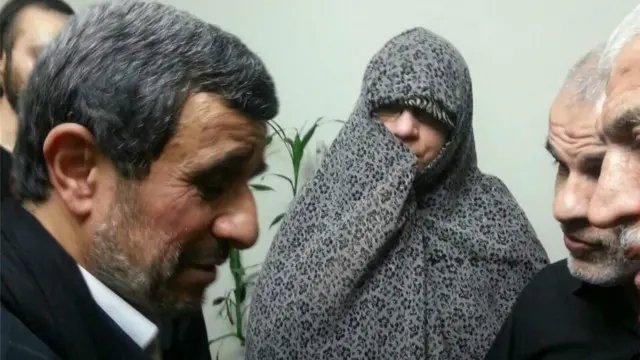 محمود احمدی‌نژاد پس از انتشار خبر کشته شدن عبدالله باقری نیارکی به همراه چند مقام نظامی به خانه او رفته و تسلیت گفته است