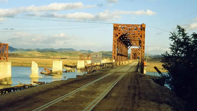 جسر السكة الحديد "بوابة عبور الحرية" الذي يربط بين كوريا الجنوبية والمنطقة منزوعة السلاح