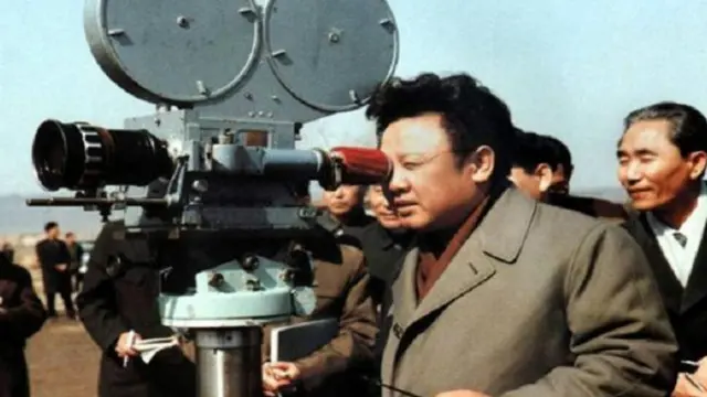 كيم جونغ ايل أمر باختطاف المخرج الكوري الجنوبي شين سانغ-اوك وأجبره على تقديم نسخة من فيلم "غودزيلا" بصبغة شيوعية