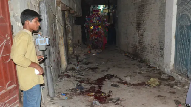 جیکب آباد پولیس کا کہنا ہے کہ جلوس درگاہ حاجن شاہ سے ہوتا ہوا لاشاری محلہ سے گزر رہا تھا کہ اس میں دھماکہ ہوا