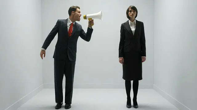 Hombre gritándole a una mujer