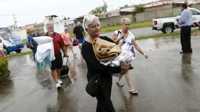 سمندری طوفان کے پیش نظر بہت سے سیاح اور مقامی افراد محفوظ مقامات پر منتقل ہو رہے ہیں