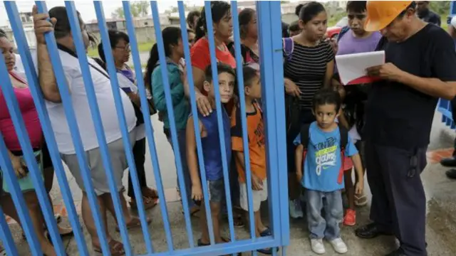 度假胜地巴亚尔塔的部分居民被当局疏散到了当地一所大学校园。