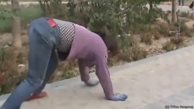 چین کے مشرقی شہر میں سڑک کے کنارے بعض لوگوں کو جانوروں کی طرز پر چلتے دیکھا جا رہا ہے