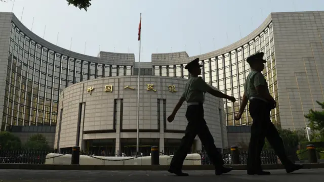 警察在中国人民银行大楼前走过