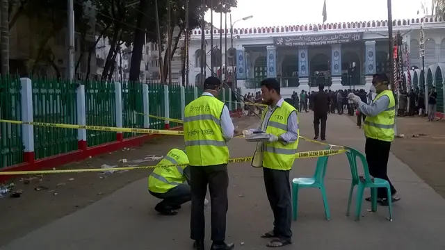 অকুস্থলে পুলিশের ফোরেনসিক বিশেষজ্ঞরা।