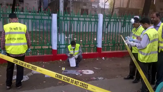 পুলিশের ফোরেনসিক বিশেষজ্ঞরা আলামত সংগ্রহ করছেন।