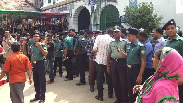 বোমা হামলার পর ইমামবাড়ায় পুলিশি উপস্থিতি।