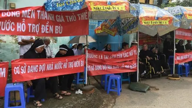 Hồi cuối tháng 10/2015 một cơ sở giáo dục được các nữ tu Dòng Mến Thánh Giá Thủ Thiêm xây dựng thời thập niên 1960 đã bị đập phá