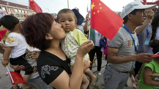 一名中国母亲手抱孩子