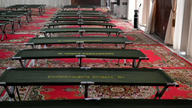 Bagian dalam ruang evakuasi di ruang pertemuan Serindit di kediaman Gubernur Riau yang menjadi tempat evakuasi. 