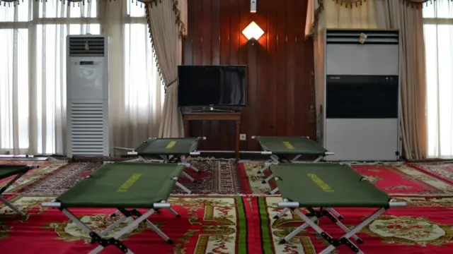 Bagian dalam ruang evakuasi di ruang pertemuan Serindit di kediaman Gubernur Riau yang menjadi tempat evakuasi. 