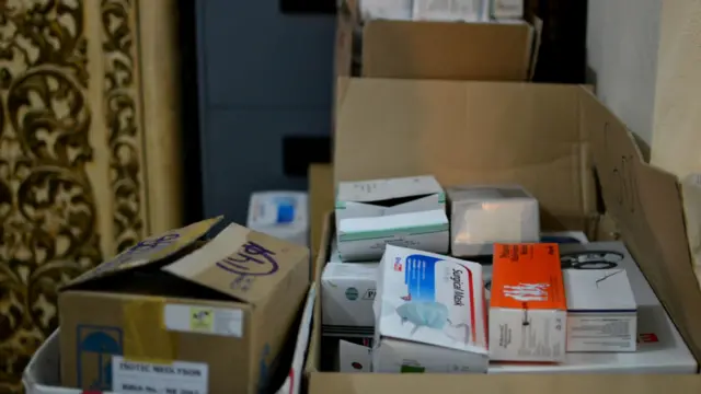 Persiapan obat untuk masyarakat yang akan datang ke tempat evakuasi. 