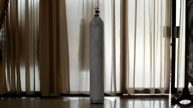 Tabung oksigen yang disiapkan di ruang evakuasi di ruang pertemuan Serindit di kediaman Gubernur Riau. 