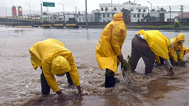 طوفان کے ساحل سے ٹکرانے کے نتیجے میں توقعات سے کم نقصان ہوا ہے تاہم اب سیلاب کا خدشہ ہے