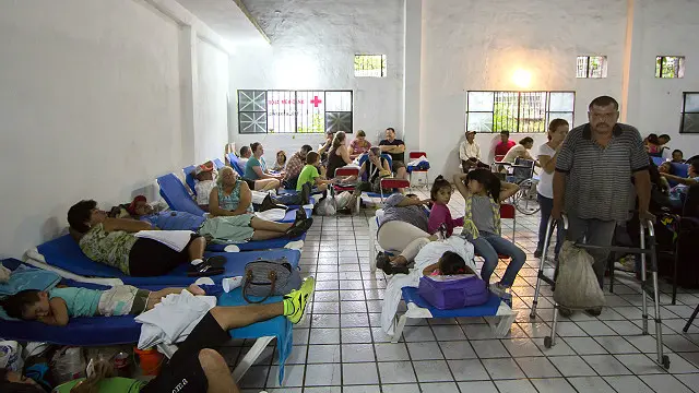 طوفان کی وجہ سے لوگوں کو عارضی پناہ گاہوں میں منتقل کیا گیا ہے